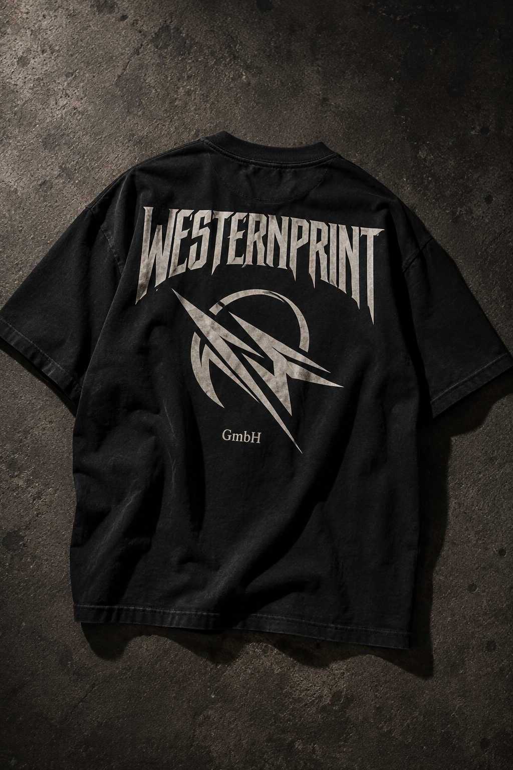 Schwarzes Heavy Oversize Tee mit großem Rückenprint auf Betonboden