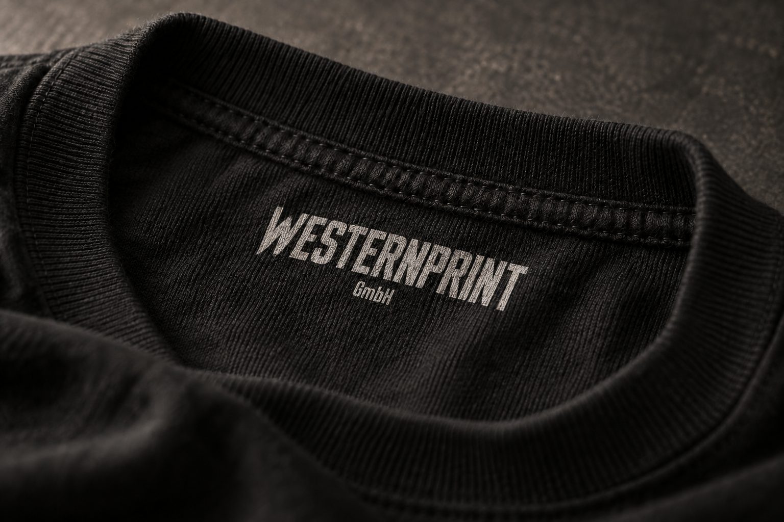 Nackenprint WESTERNPRINT im Kragen eines schwarzen Shirts